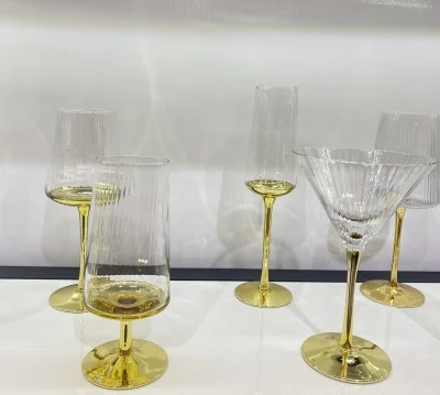 ZGS Glass's håndblæst ribbede bæger med guld accenter